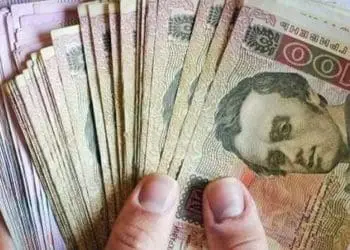 Очікуючи на компенсацію жінка втратила 12 тисяч гривень