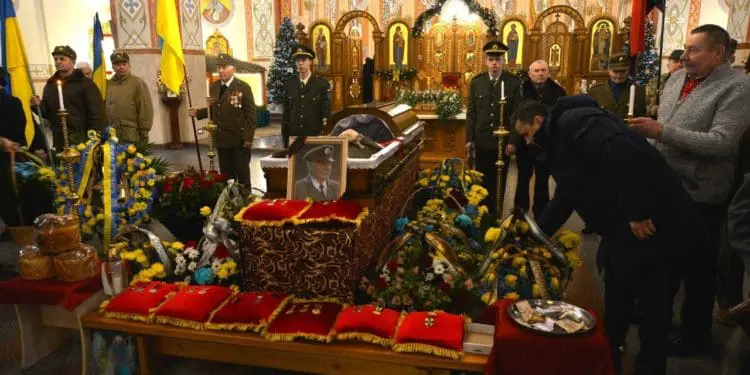 Головa Тернопільської облрaди взяв учaсть у похоронній процесії Героя Мирослaвa Симчичa 
