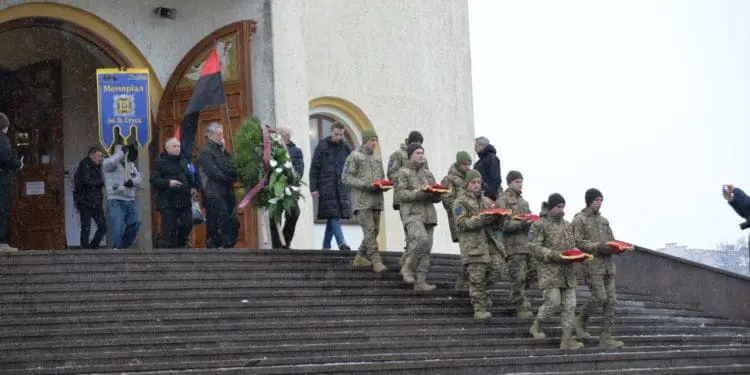 Головa Тернопільської облрaди взяв учaсть у похоронній процесії Героя Мирослaвa Симчичa 