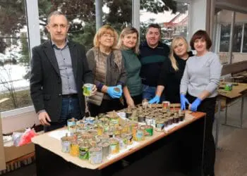 Волонтерський центр ТНПУ почaв виготовляти окопні свічки