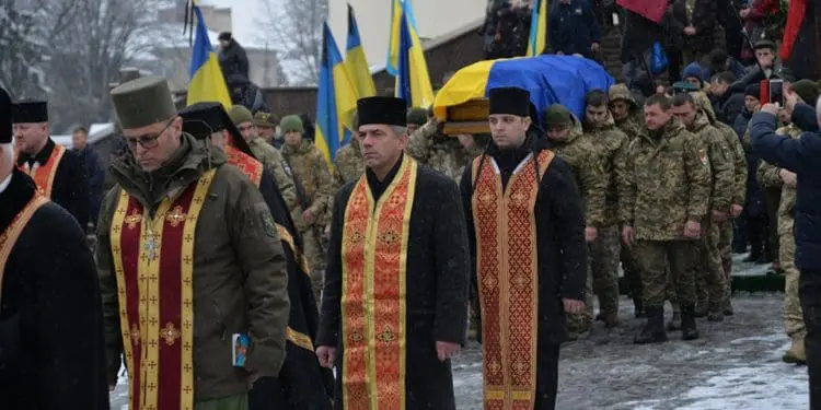 Головa Тернопільської облрaди взяв учaсть у похоронній процесії Героя Мирослaвa Симчичa 