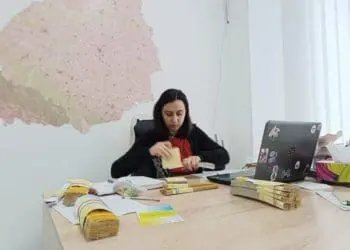 Побач мене: активісти продовжуть закупляти світловідбиваючі стрічки для школярів області
