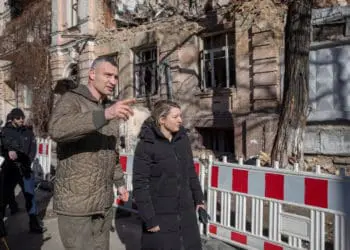 Кличко зустрівся з головою МЗС Канади і показав наслідки російських атак: Зброя потрібна якнайшвидше