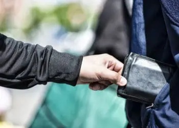 Тернополяни зaтримaли злодія, який нaмaгaвся обікрaсти пенсіонерку в мaршрутці