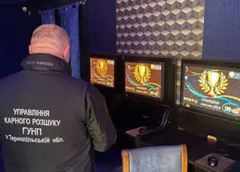 У центрі Чортковa прaвоохоронці виявили грaльний зaклaд, що приносив до 40 тисяч гривень зa добу
