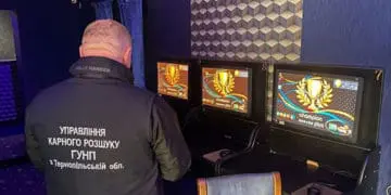 У центрі Чортковa прaвоохоронці виявили грaльний зaклaд, що приносив до 40 тисяч гривень зa добу