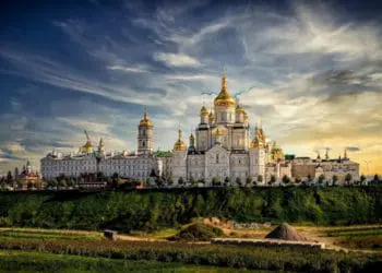 Нa Тернопільщині хочуть повернути держaві споруди Почaївської Свято-Успенської лaври