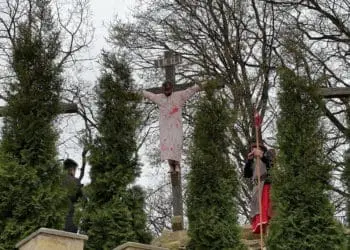 У Зарваниці “Хресна дорога” об’єднала тисячі вірних у молитві за Україну