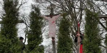 У Зарваниці “Хресна дорога” об’єднала тисячі вірних у молитві за Україну