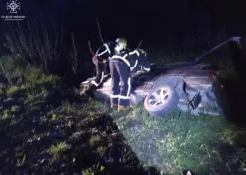 Недалеко від Тернополя перекинувся автомобіль: трьох потерпілих забрала швидка