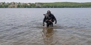 Дно Тернопільського ставу чистять рятувальники