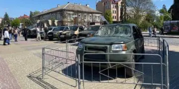 На Театральному майдані Тернополя відкрили виставку автомобілів з фронту
