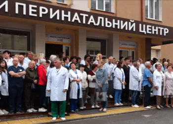 Через загрозу закриття пологового “Мати і дитина” медики вийшли на протест у Тернополі