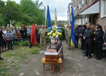 Зі старшим солдатом, який загинув боронячи країну на Донеччині, попрощалися у Теребовлі (Фото)