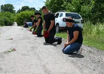 Тіло загиблого захисника Володимира Батовського зустріла Лановецька громада