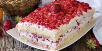 Сметанний торт з полуницею: рецепт дня