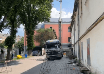 Тернополяни вийшли на протест проти реставрації Катедри (Відео)
