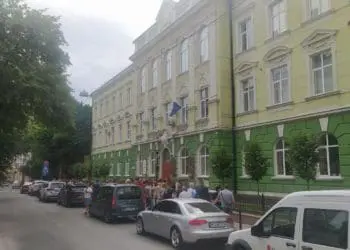 У Тернополі на протест вийшли батьки учнів української гімназії