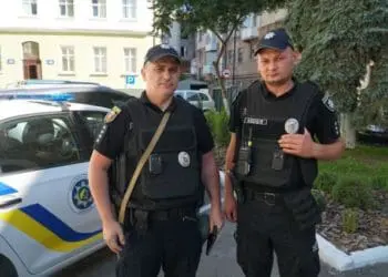 Тернопільські поліцейські ловили чоловіка, який хотів кинутись з вікна
