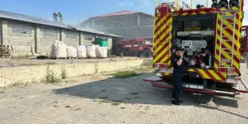 Пожежа на підприємстві виникла у селі Товсте: горіла покрівля складу