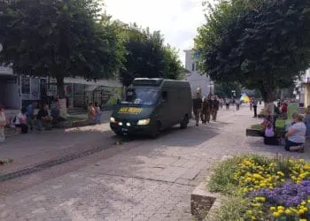 На щиті зустріли командира відділення взводу Євгенія Махаринця жителі Борщівської громади