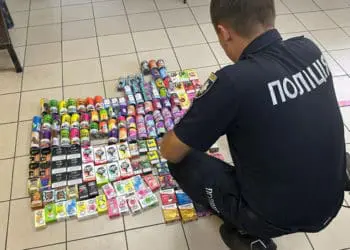 незаконно продавали електронні сигарети