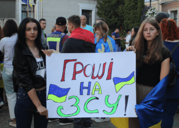 У Тернополі вже вдруге під стінами міської ради вимагали менше коштів вкладати в бруківку, і більше – у ЗСУ