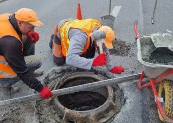 Просідання навколо люків та недоліки на стиках ліквідовують на державній дорозі у Бережанах