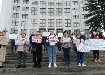 Біля Тернопільської ОДА збиралися пікетувальники із плакатами