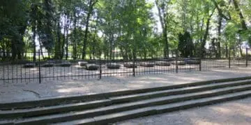 З території Старого парку у Тернополі перенесуть 19 могил радянських воїнів