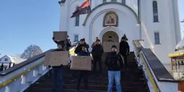 Представники "Правого сектору" прийшли до церкви упц (мп) у Тернополі