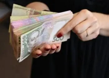 Шахрайка виманила у тернополянина чималу суму за його відверті фото