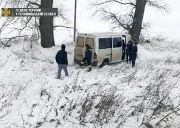 Молоковоз, вантажівку і бус допомагали відбуксирувати рятувальники на дорогах Тернопільщини