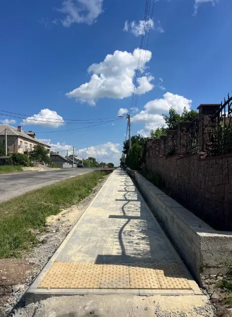 У Копичинцях завершили ремонт тротуару на вулиці Шевченка