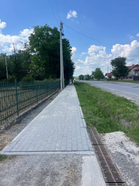 У Копичинцях завершили ремонт тротуару на вулиці Шевченка