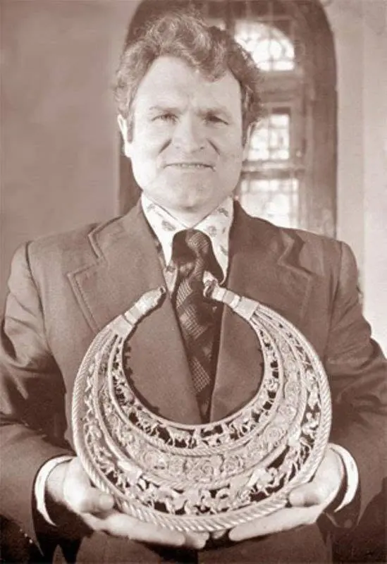 золота пектораль