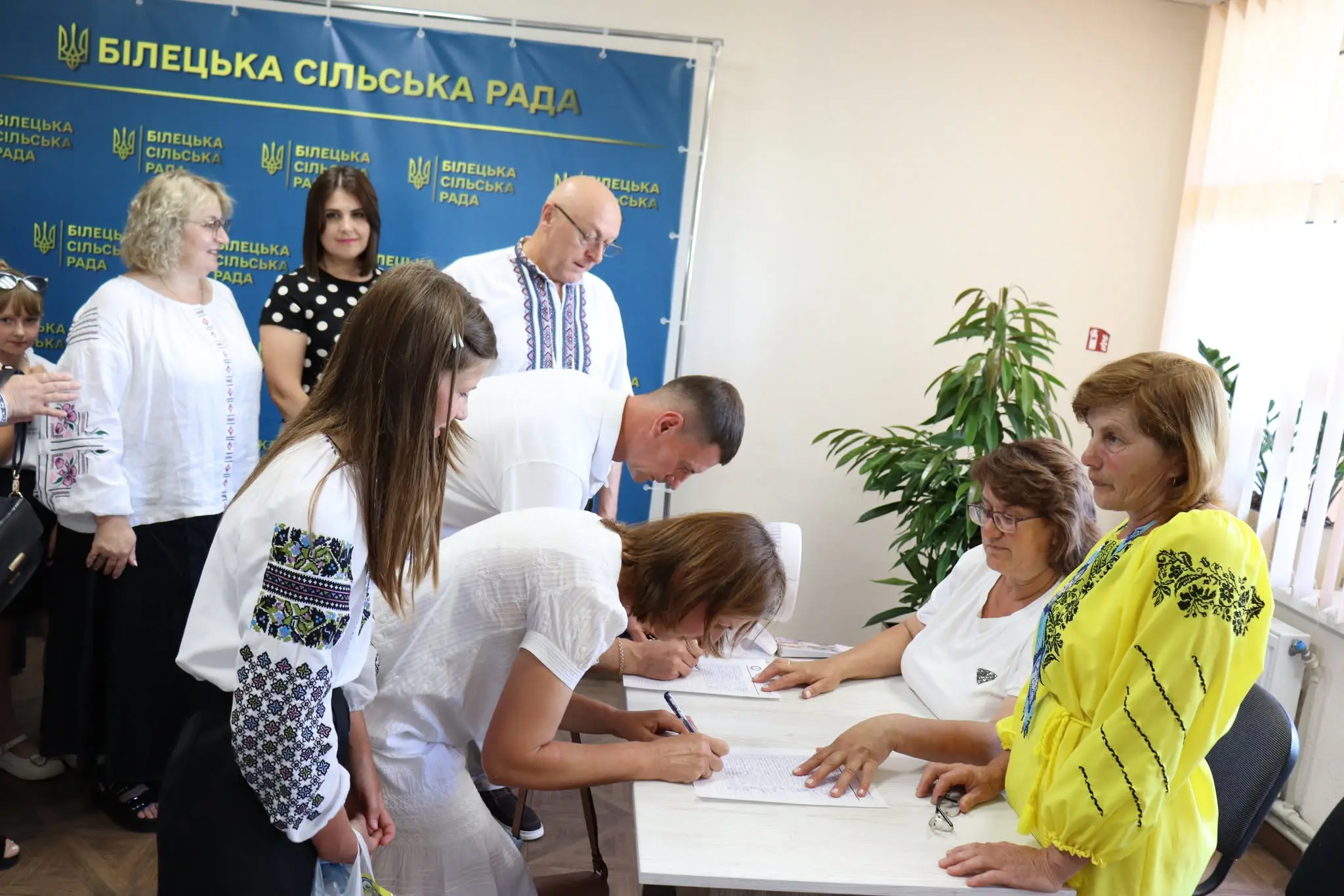 На Тернопільщині встановили Рекорд України з масового безперервного читання Конституції