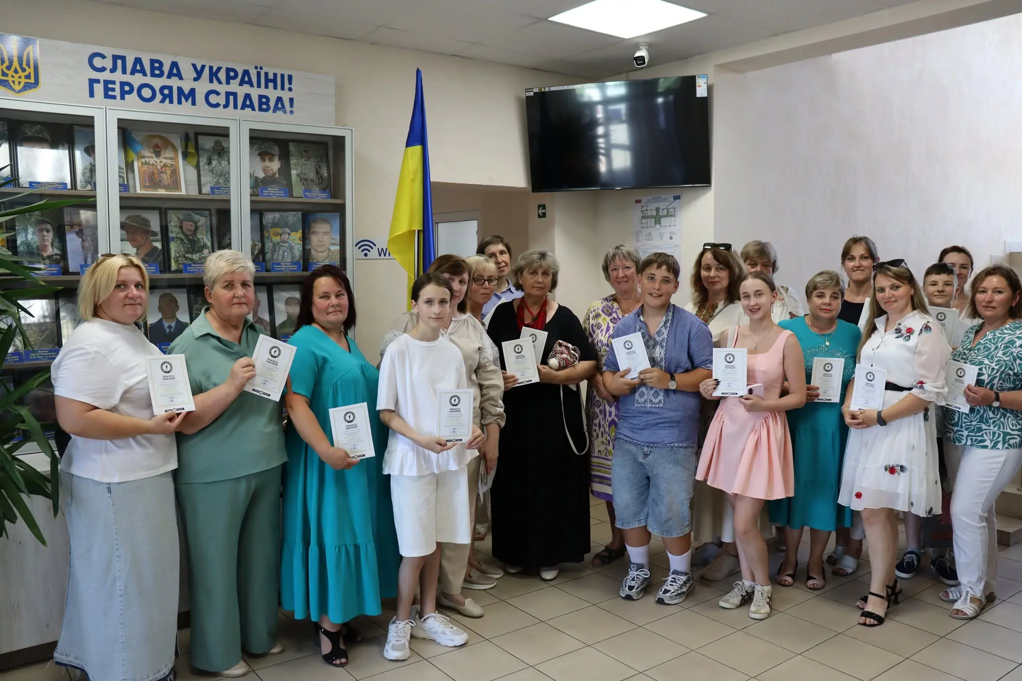 На Тернопільщині встановили Рекорд України з масового безперервного читання Конституції