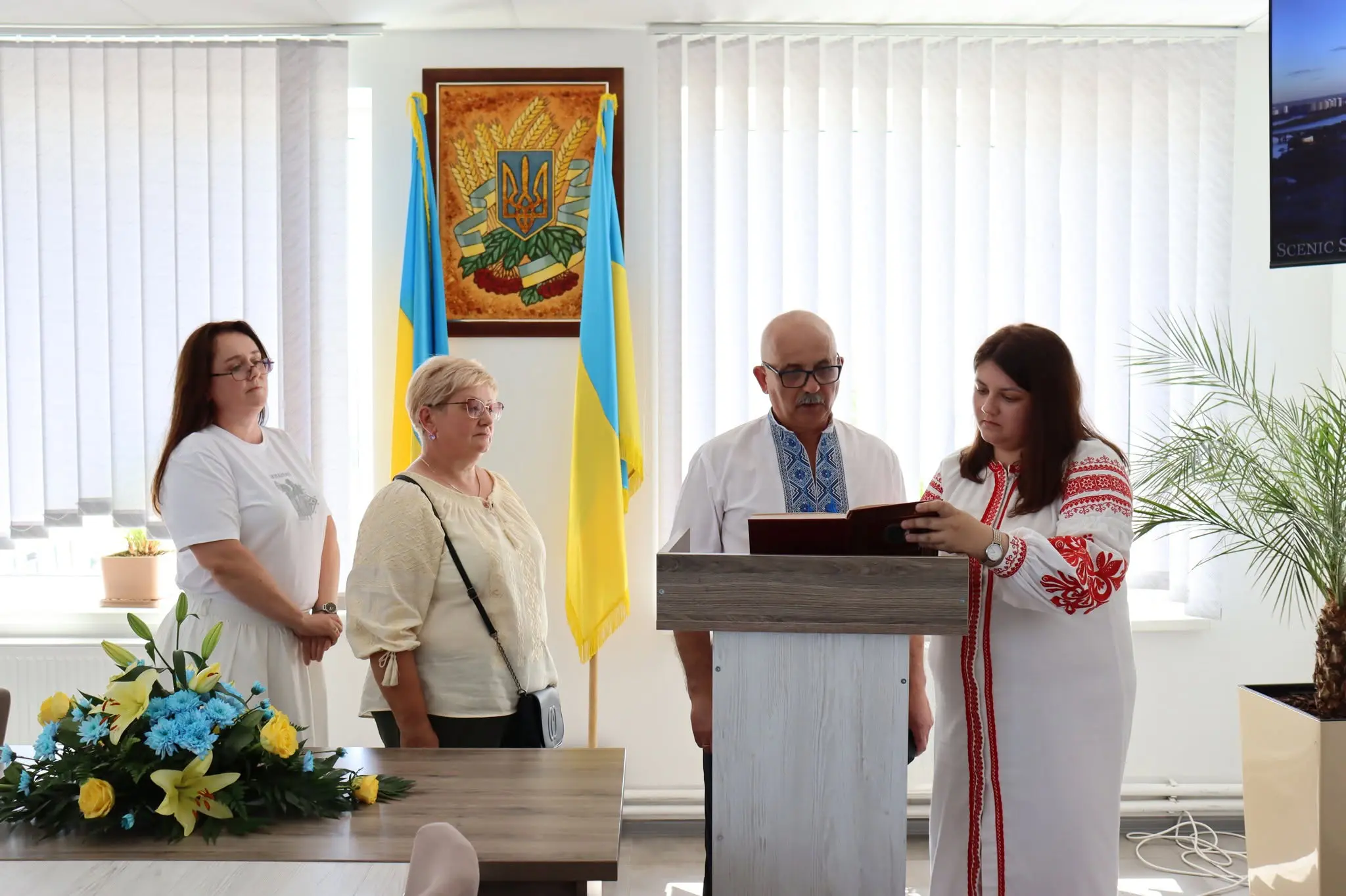 На Тернопільщині встановили Рекорд України з масового безперервного читання Конституції