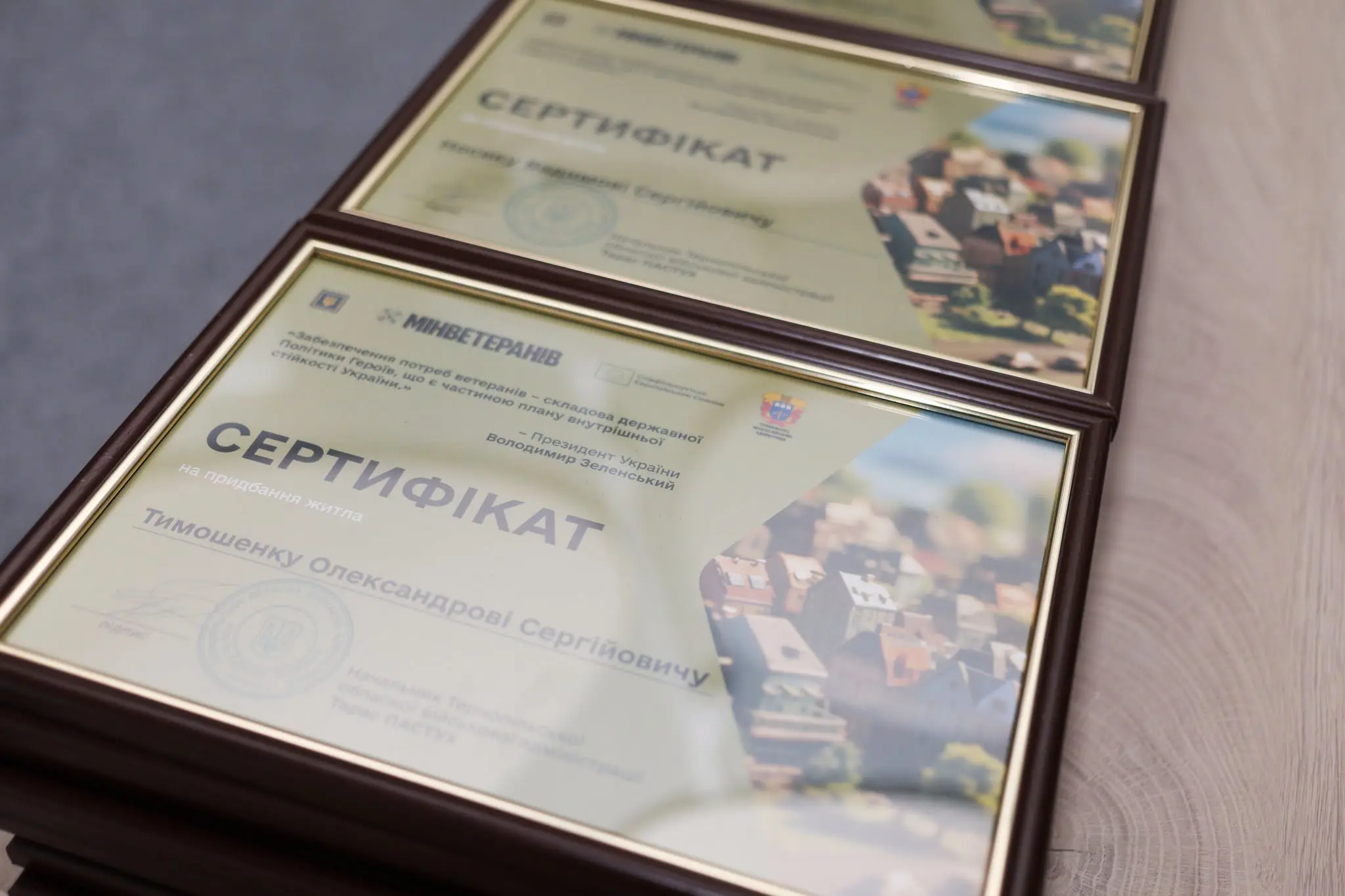 Понад 100 мільйонів на житло для Героїв: на Тернопільщині 39 родин ветеранів та сімей загиблих отримали сертифікати на квартири