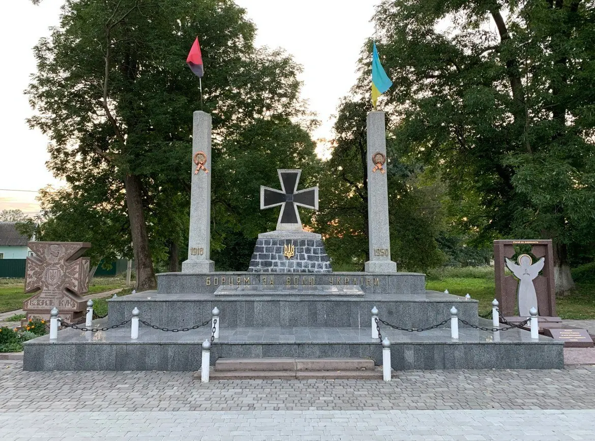 Меморіал «Борцям за волю України» у с-ще Красне Золочівського р-ну Львівської обл., де серед загиблих борців, зокрема, вшановано сотенного УПА Василя Нагірного – «Летуна».
