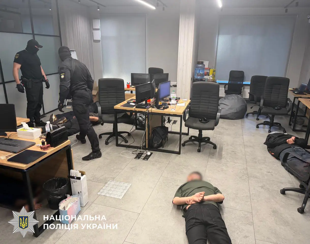 У Києві затримали шахраїв, які виманювали гроші у громадян США під виглядом криптоінвесторів