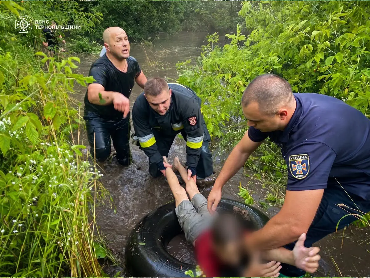 На Кременеччині голова РВА та 9-класник власноруч рятували малечу з потопу (Відео)