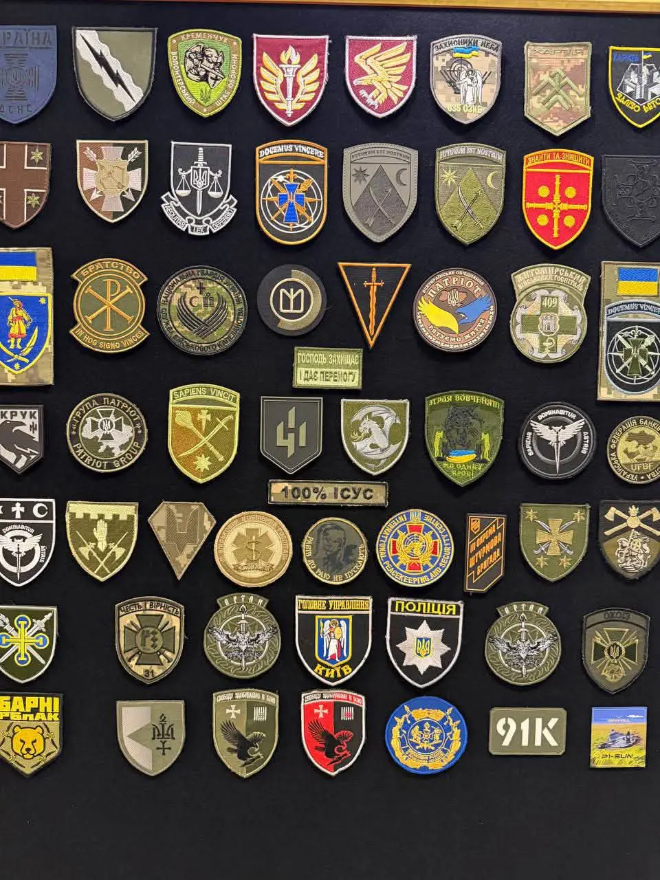Прапор роти «Барні» у Михайлівському Золотоверхому: Степан Барна зустрівся з Митрополитом Епіфанієм та отримав орден від Патріарха Філарета