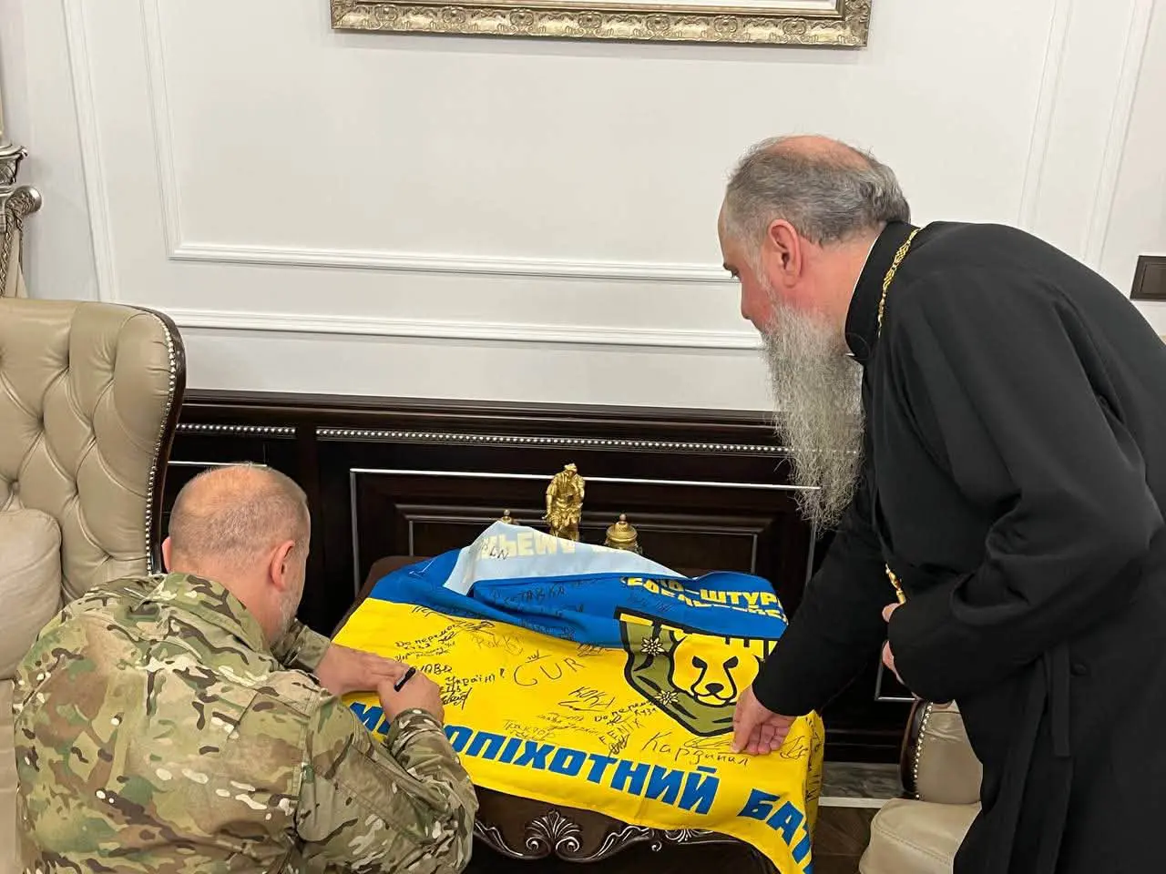 Прапор роти «Барні» у Михайлівському Золотоверхому: Степан Барна зустрівся з Митрополитом Епіфанієм та отримав орден від Патріарха Філарета