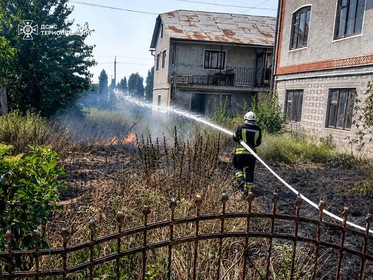 За добу на Тернопільщині спалахнули дев’ять пожеж: вогонь ледь не знищив будівлі та автомобіль