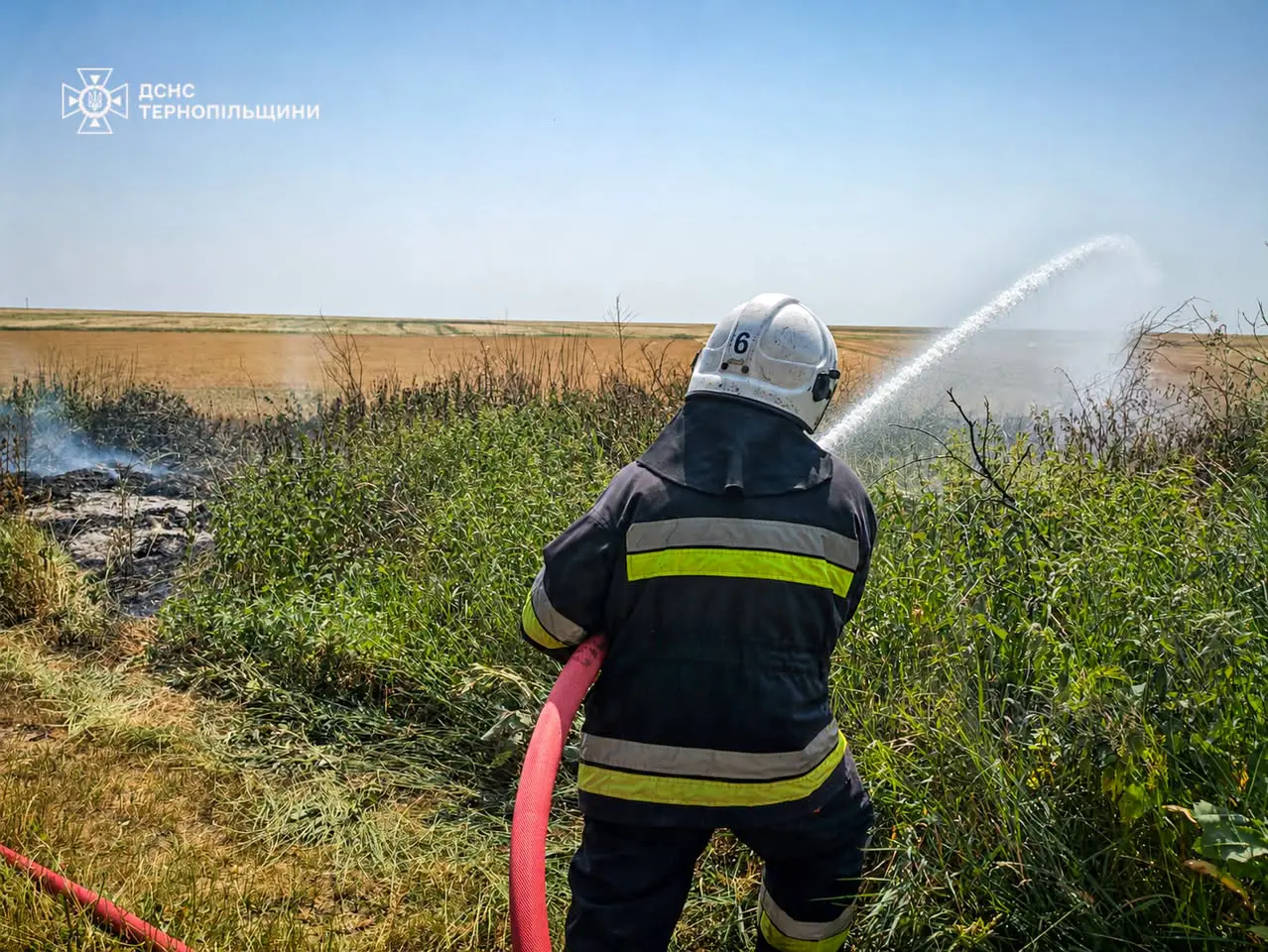 За добу на Тернопільщині спалахнули дев’ять пожеж: вогонь ледь не знищив будівлі та автомобіль