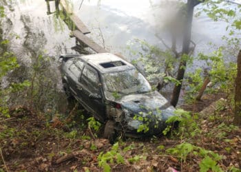 авто в озері