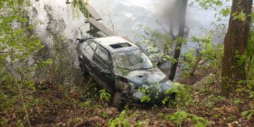 авто в озері