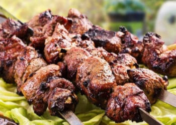 Як правильно і смачно приготувати шашлик на вогні